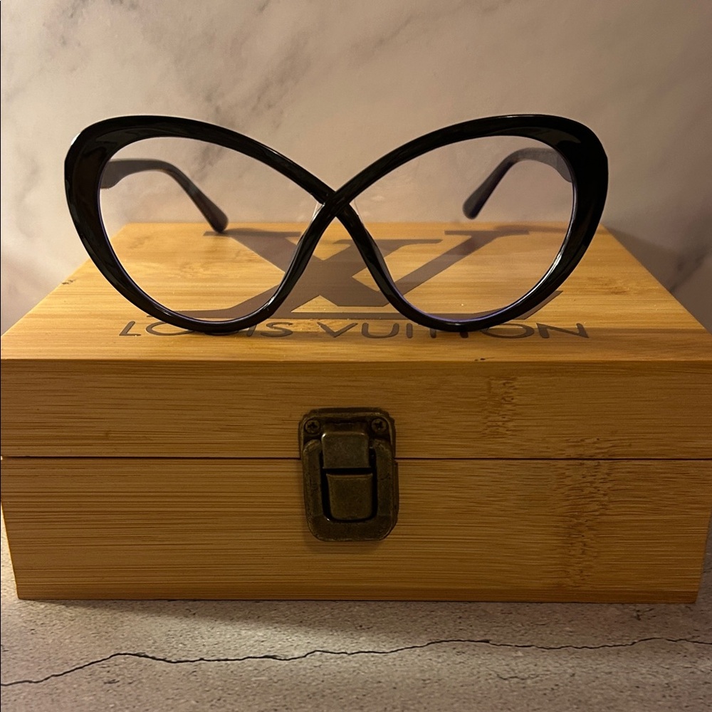 Chic Black Cat-Eye Glasses